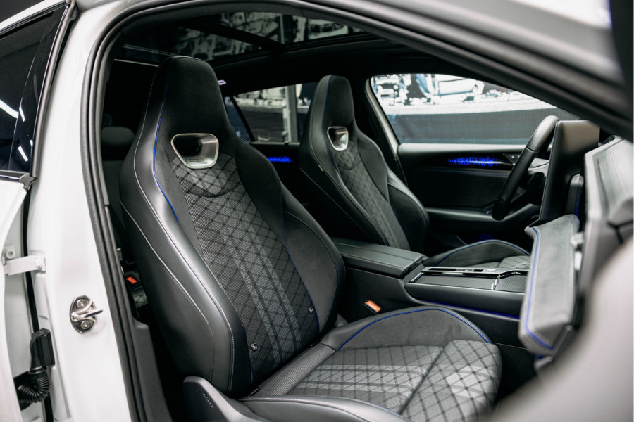 Volkswagen Passat R-Line Diesel | Trekhaak | Pano | Head-up | Stoelmassage | Volkswagen Passat R-Line Diesel | Trekhaak | Pano | Head-up | Stoelmassage |