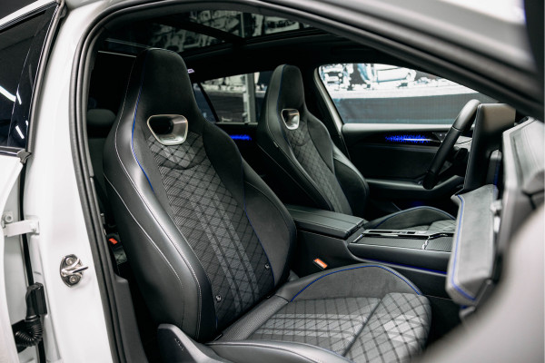 Volkswagen Passat R-Line Diesel | Trekhaak | Pano | Head-up | Stoelmassage | Volkswagen Passat R-Line Diesel | Trekhaak | Pano | Head-up | Stoelmassage |