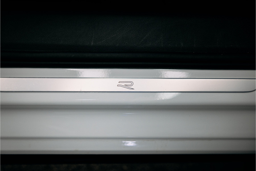 Volkswagen Passat R-Line Diesel | Trekhaak | Pano | Head-up | Stoelmassage | Volkswagen Passat R-Line Diesel | Trekhaak | Pano | Head-up | Stoelmassage |