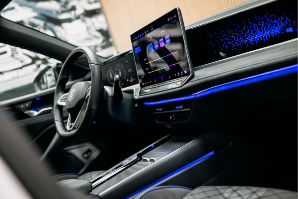 Volkswagen Passat R-Line Diesel | Trekhaak | Pano | Head-up | Stoelmassage | Volkswagen Passat R-Line Diesel | Trekhaak | Pano | Head-up | Stoelmassage |