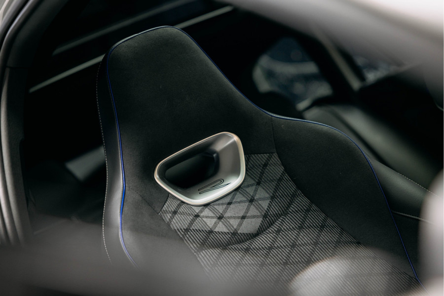 Volkswagen Passat R-Line Diesel | Trekhaak | Pano | Head-up | Stoelmassage | Volkswagen Passat R-Line Diesel | Trekhaak | Pano | Head-up | Stoelmassage |