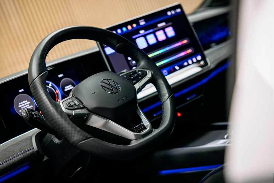 Volkswagen Passat R-Line Diesel | Trekhaak | Pano | Head-up | Stoelmassage | Volkswagen Passat R-Line Diesel | Trekhaak | Pano | Head-up | Stoelmassage |