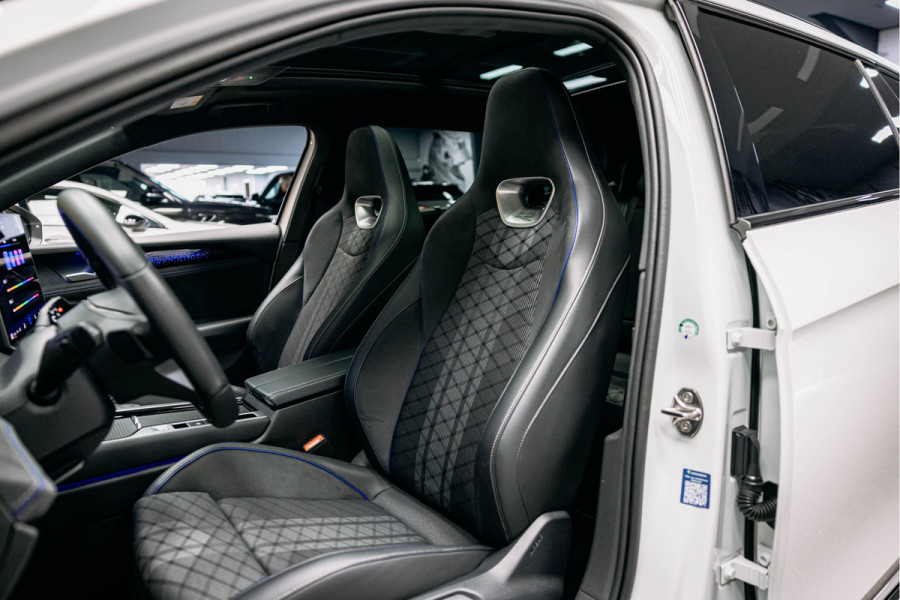 Volkswagen Passat R-Line Diesel | Trekhaak | Pano | Head-up | Stoelmassage | Volkswagen Passat R-Line Diesel | Trekhaak | Pano | Head-up | Stoelmassage |