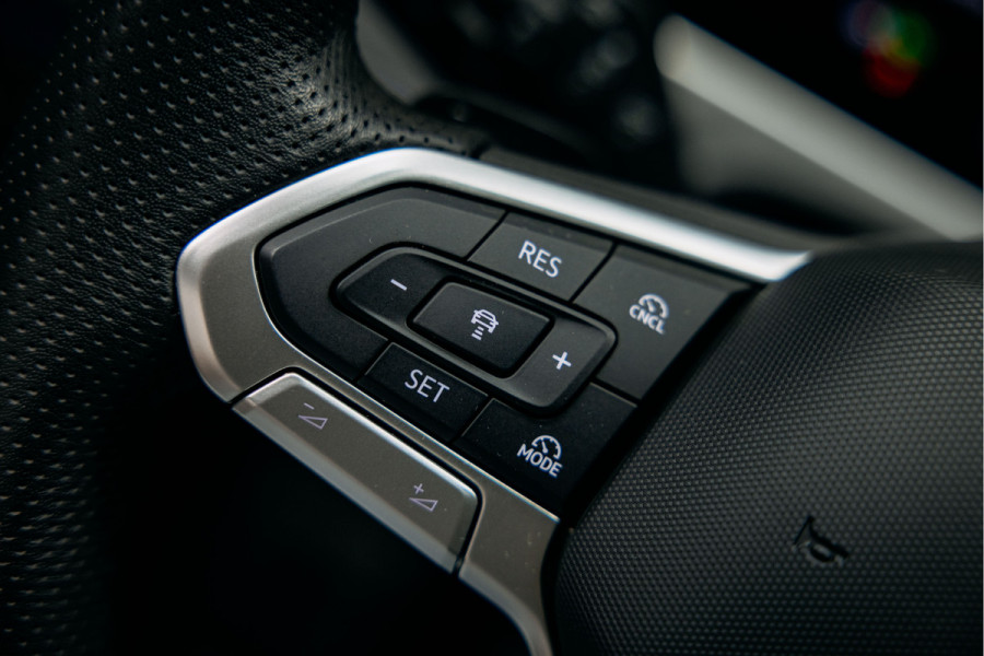 Volkswagen Passat R-Line Diesel | Trekhaak | Pano | Head-up | Stoelmassage | Volkswagen Passat R-Line Diesel | Trekhaak | Pano | Head-up | Stoelmassage |