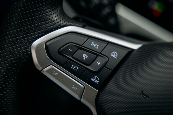 Volkswagen Passat R-Line Diesel | Trekhaak | Pano | Head-up | Stoelmassage | Volkswagen Passat R-Line Diesel | Trekhaak | Pano | Head-up | Stoelmassage |