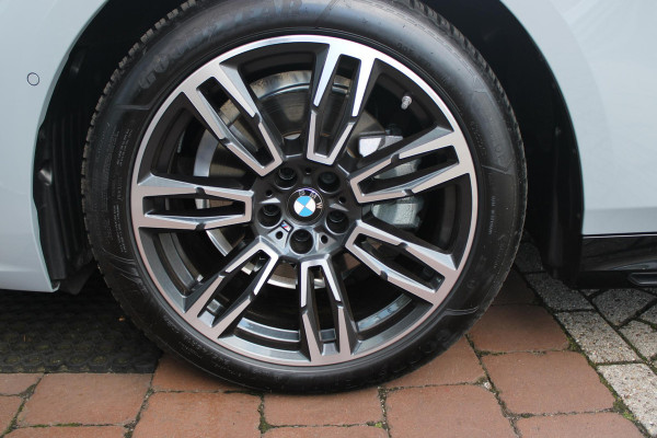 BMW 5 Serie Touring 520i | M-SPORT INTERIEUR / EXTERIEUR | MULTIFUNCTIONELE SPORTSTOELEN, VOLLEDIG ELEKTRISCH MET GEHEUGEN | VOORSTOELEN VERWARMD / GEVENTILEERD | ACHTERBANK VERWARMD | HALF LEDER / HALF ALCANTARA BEKLEDING | GLAZEN PANORAMA DAK | HARMAN KARDON PREMIUM AUDIO | APPLE CARPLAY / ANDROID AUTO | EXTRA GETINT GLAS ACHTER | GECOMBINEERD RADAR- CAMERA SYSTEEM | NAVIGATIE |