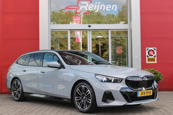 BMW 5 Serie Touring 520i | M-SPORT INTERIEUR / EXTERIEUR | MULTIFUNCTIONELE SPORTSTOELEN, VOLLEDIG ELEKTRISCH MET GEHEUGEN | VOORSTOELEN VERWARMD / GEVENTILEERD | ACHTERBANK VERWARMD | HALF LEDER / HALF ALCANTARA BEKLEDING | GLAZEN PANORAMA DAK | HARMAN KARDON PREMIUM AUDIO | APPLE CARPLAY / ANDROID AUTO | EXTRA GETINT GLAS ACHTER | GECOMBINEERD RADAR- CAMERA SYSTEEM | NAVIGATIE |