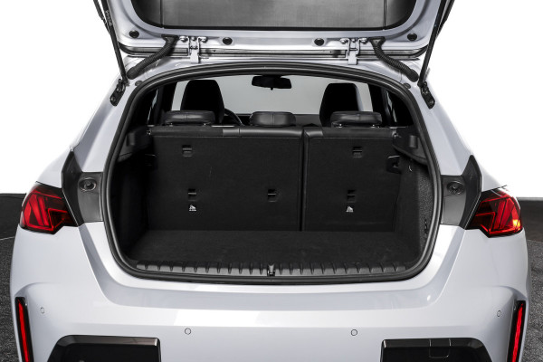 BMW 1-serie 120 M Sport | Dig. Cockpit | Adapt. Cruise | Stoelverw. | PDC | Camera | NAV + App. Connect | ECC | DAB | LM 18" | 3654