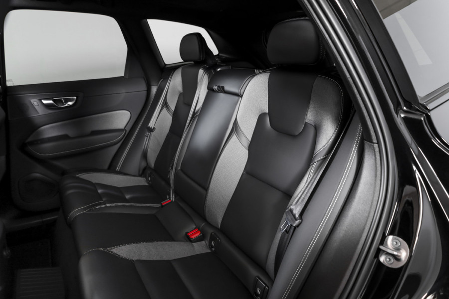Volvo XC60 2.0 T6 Plug-in hybrid AWD Plus Black Edition | S/K-Panodak | Harman/Kardon | Dig. Cockpit | Adapt. Cruise | Memory Stoelen | Elek. Klep | Stoel-+stuurverw. | 360 Camera | NAV+App. Connect | ECC | LM 21" | 3461