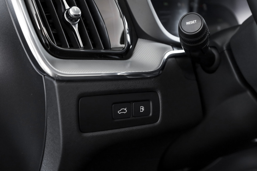 Volvo XC60 2.0 T6 Plug-in hybrid AWD Plus Dark | S/K-Panodak | Dig. Cockpit | Adapt. Cruise | Harman/Kardon | Memory Stoelen | Elek. Klep | Stoel-+stuurverw. | 360 Camera | NAV+App. Connect | LM 19" |