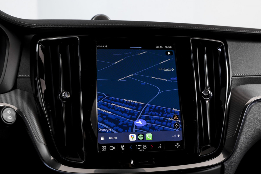 Volvo V60 2.0 T6 Plug-in hybrid AWD Ultra Dark | S/K-panodak | Bowers/Wilkens | Dig. Cockpit | Adapt. Cruise | Memory Stoelen | Elek. Klep | Stoel-+stuurverw. | 360 Camera | NAV+App. Connect | Elek. trekhaak | LM 19" |