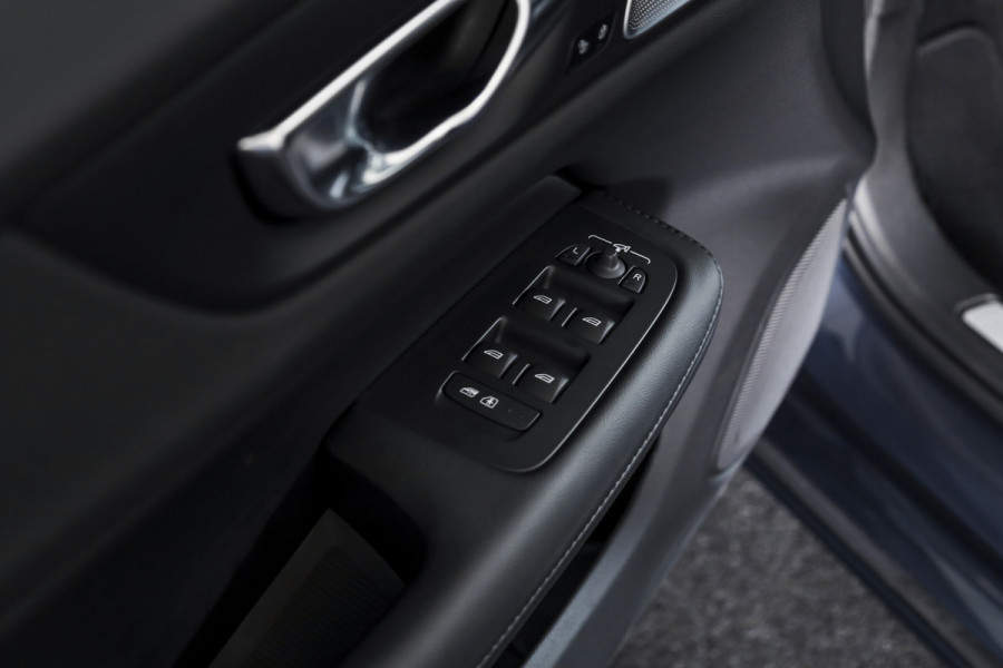 Volvo V60 2.0 T6 Plug-in hybrid AWD Ultra Dark | S/K-panodak | Bowers/Wilkens | Dig. Cockpit | Adapt. Cruise | Memory Stoelen | Elek. Klep | Stoel-+stuurverw. | 360 Camera | NAV+App. Connect | Elek. trekhaak | LM 19" |