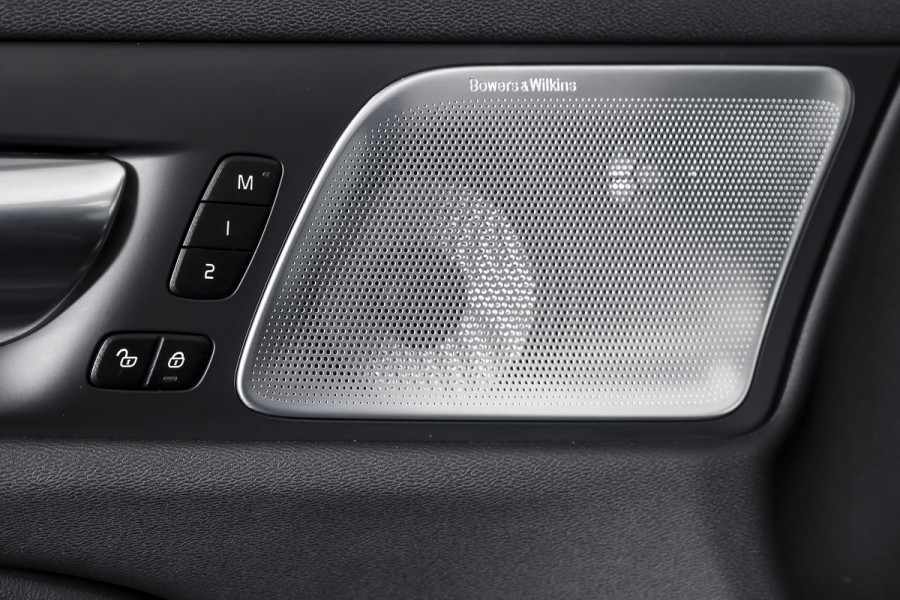 Volvo V60 2.0 T6 Plug-in hybrid AWD Ultra Dark | S/K-panodak | Bowers/Wilkens | Dig. Cockpit | Adapt. Cruise | Memory Stoelen | Elek. Klep | Stoel-+stuurverw. | 360 Camera | NAV+App. Connect | Elek. trekhaak | LM 19" |