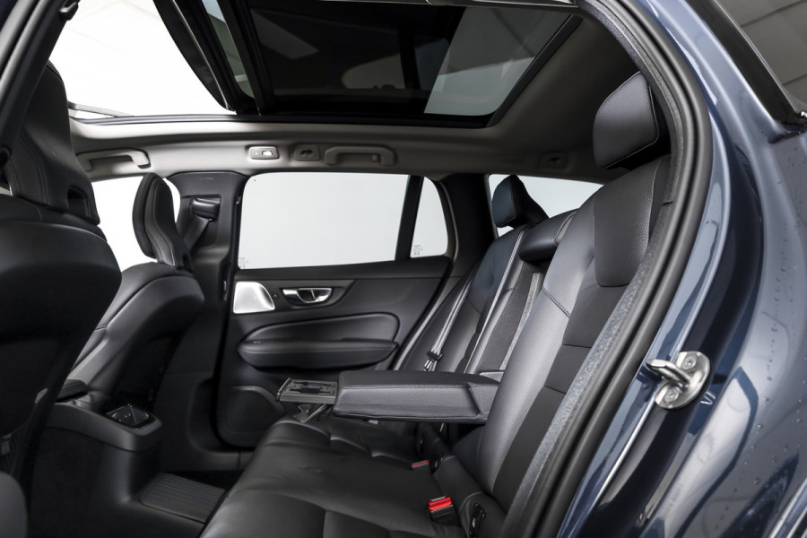 Volvo V60 2.0 T6 Plug-in hybrid AWD Ultra Dark | S/K-panodak | Bowers/Wilkens | Dig. Cockpit | Adapt. Cruise | Memory Stoelen | Elek. Klep | Stoel-+stuurverw. | 360 Camera | NAV+App. Connect | Elek. trekhaak | LM 19" |