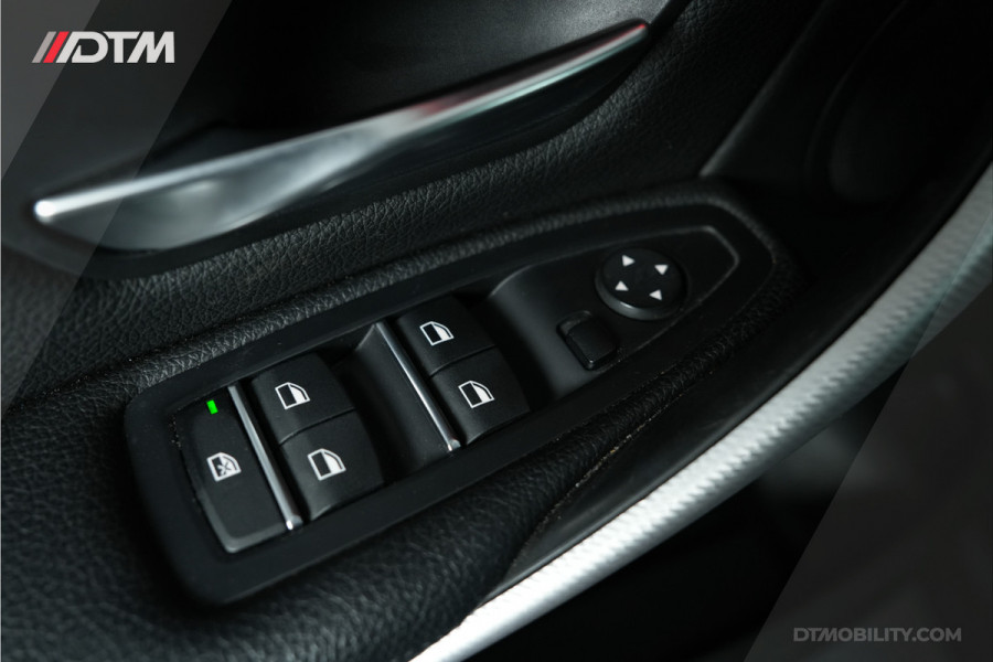 BMW 3 Serie Touring 318i M-Sport | Trekhaak | Leder