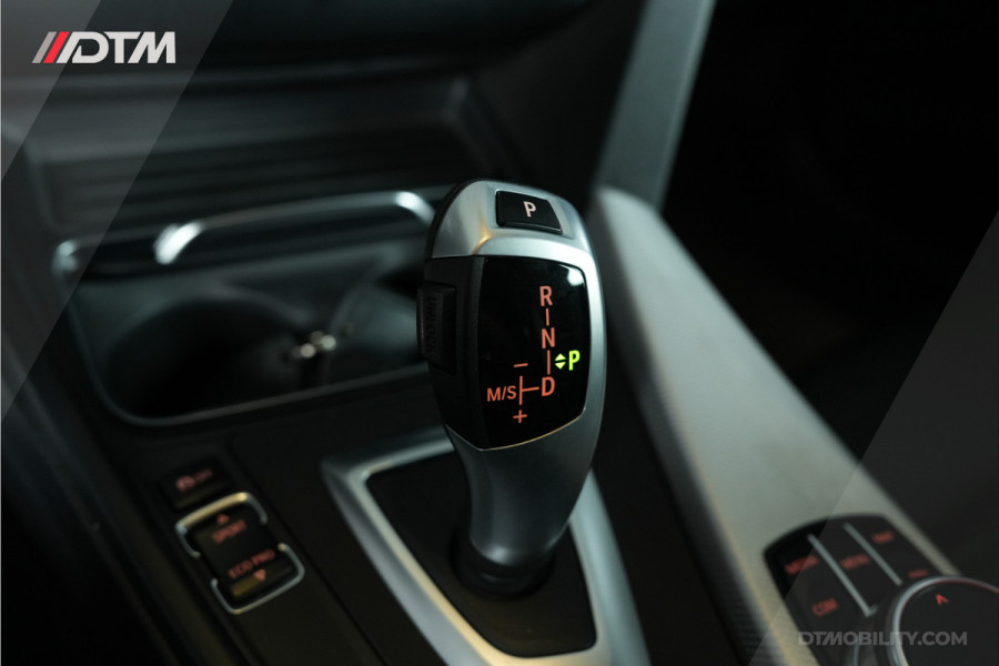 BMW 3 Serie Touring 318i M-Sport | Trekhaak | Leder