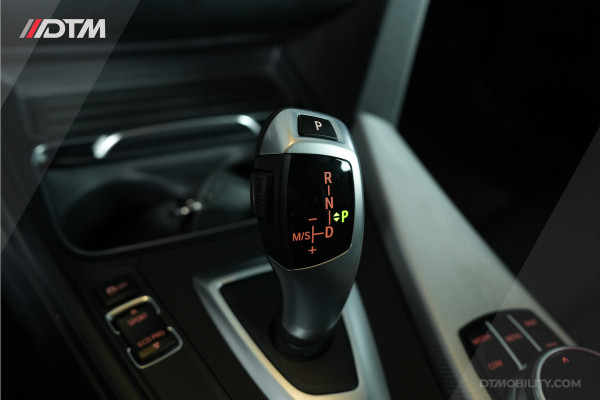 BMW 3 Serie Touring 318i M-Sport | Trekhaak | Leder