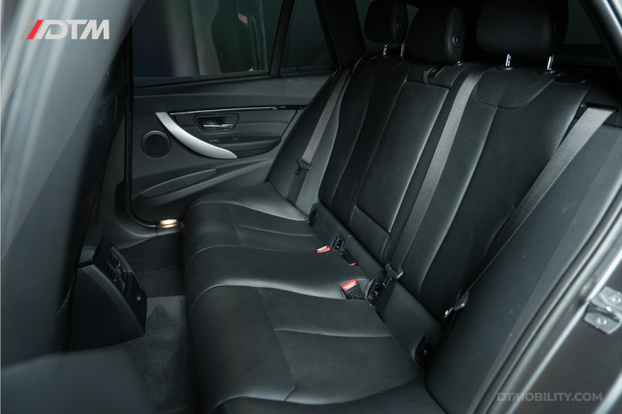 BMW 3 Serie Touring 318i M-Sport | Trekhaak | Leder