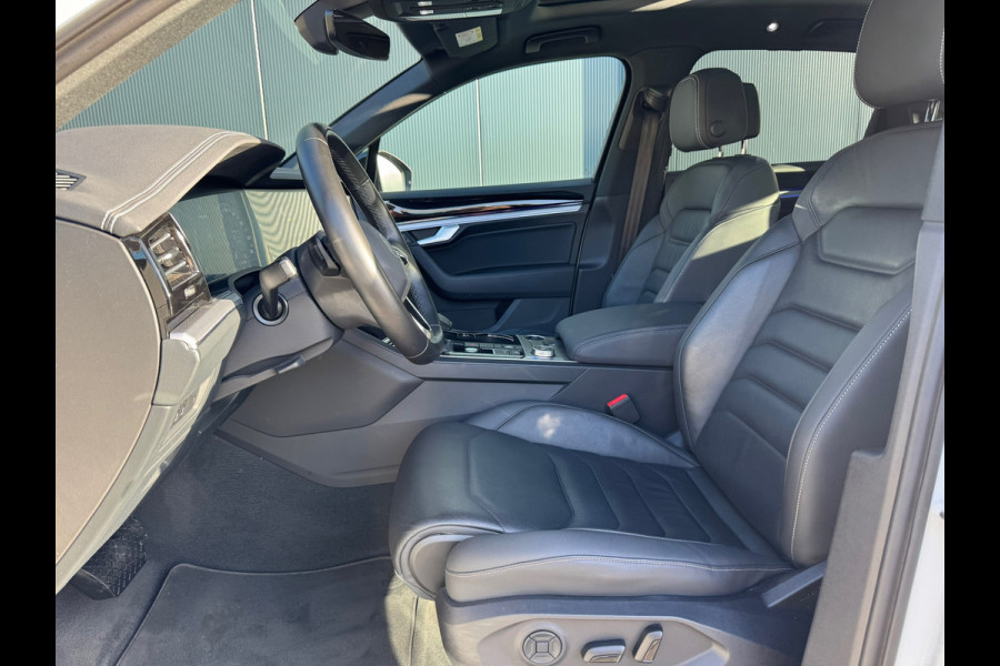 Volkswagen Touareg 3.0 TSi 4MOTION * Blackstyle * Panorama * Trekhaak * Side Assist *