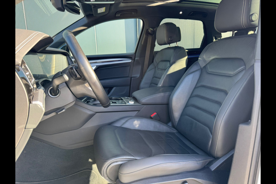 Volkswagen Touareg 3.0 TSi 4MOTION * Blackstyle * Panorama * Trekhaak * Side Assist *