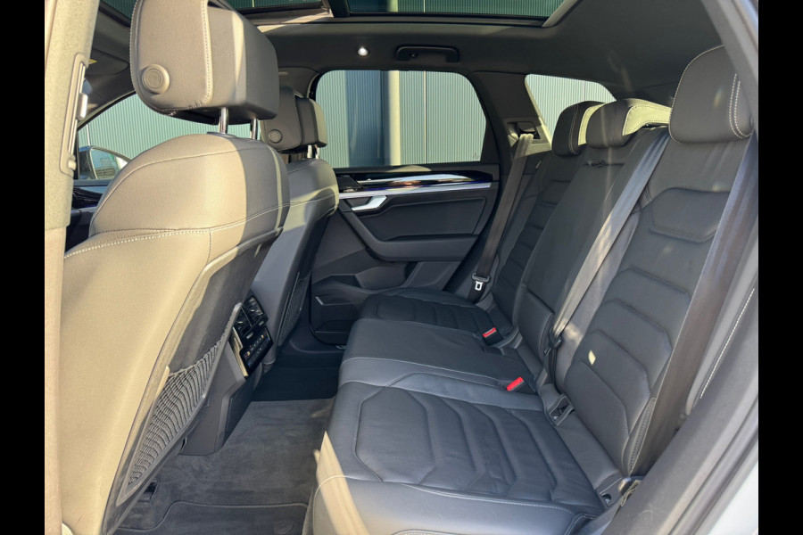 Volkswagen Touareg 3.0 TSi 4MOTION * Blackstyle * Panorama * Trekhaak * Side Assist *