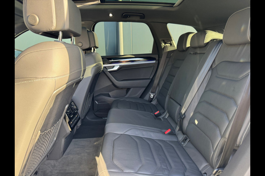 Volkswagen Touareg 3.0 TSi 4MOTION * Blackstyle * Panorama * Trekhaak * Side Assist *