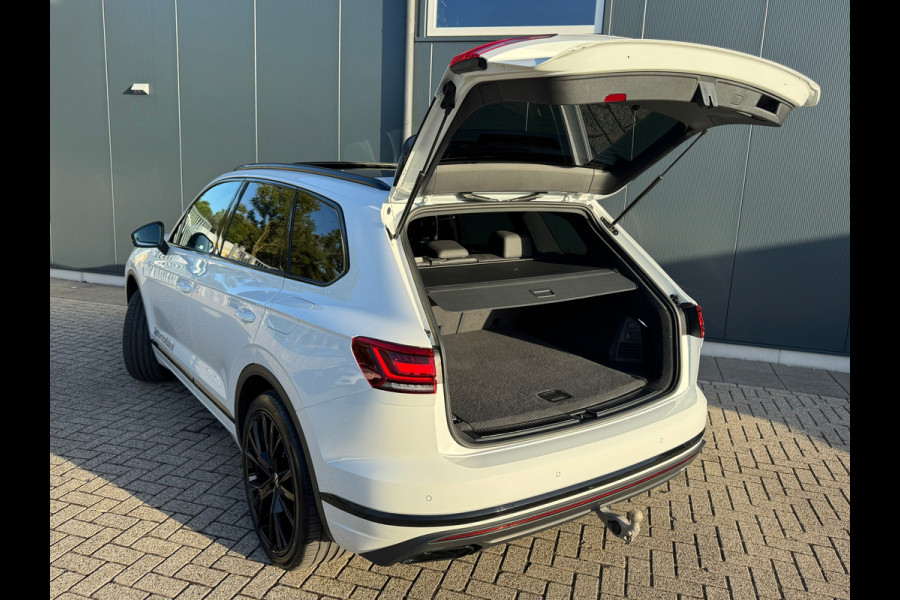 Volkswagen Touareg 3.0 TSi 4MOTION * Blackstyle * Panorama * Trekhaak * Side Assist *