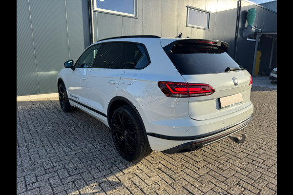 Volkswagen Touareg 3.0 TSi 4MOTION * Blackstyle * Panorama * Trekhaak * Side Assist *