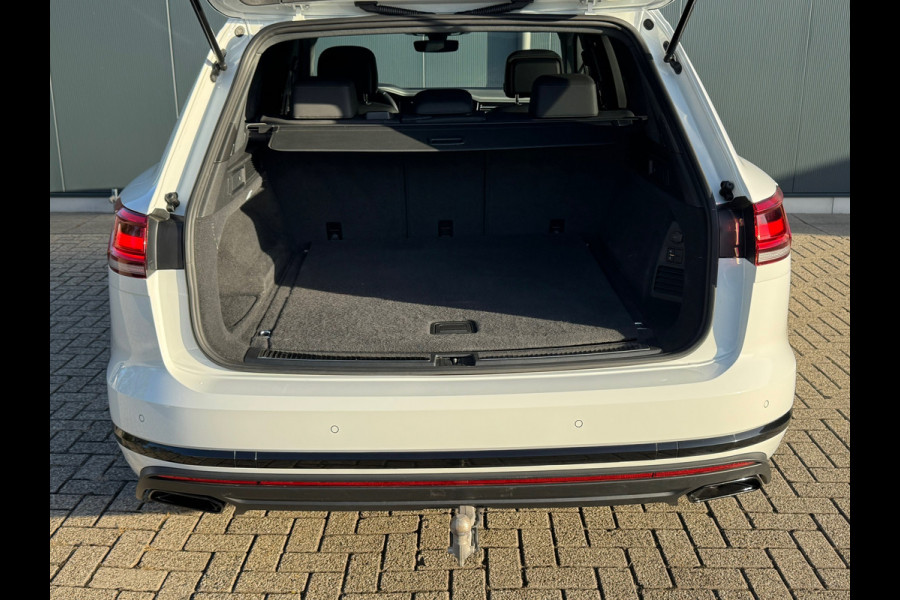 Volkswagen Touareg 3.0 TSi 4MOTION * Blackstyle * Panorama * Trekhaak * Side Assist *