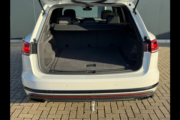 Volkswagen Touareg 3.0 TSi 4MOTION * Blackstyle * Panorama * Trekhaak * Side Assist *