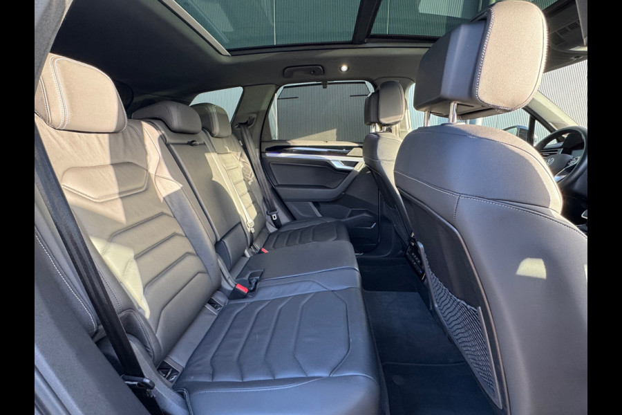 Volkswagen Touareg 3.0 TSi 4MOTION * Blackstyle * Panorama * Trekhaak * Side Assist *