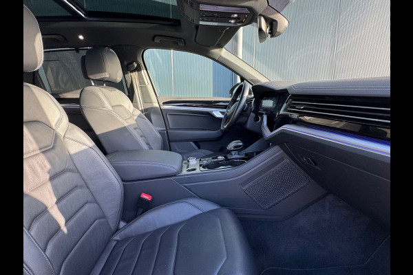Volkswagen Touareg 3.0 TSi 4MOTION * Blackstyle * Panorama * Trekhaak * Side Assist *