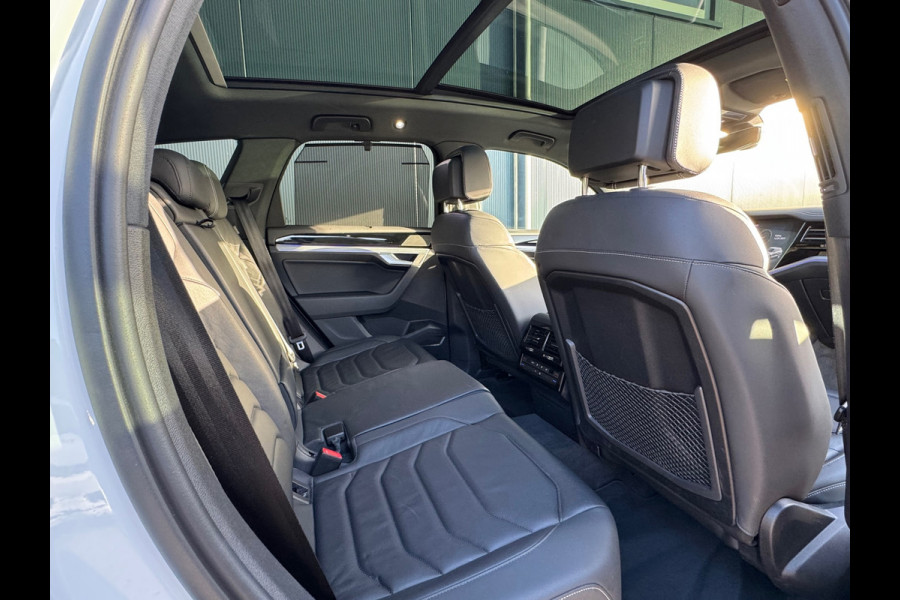 Volkswagen Touareg 3.0 TSi 4MOTION * Blackstyle * Panorama * Trekhaak * Side Assist *