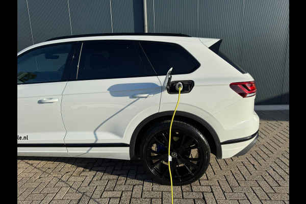 Volkswagen Touareg 3.0 TSi 4MOTION * Blackstyle * Panorama * Trekhaak * Side Assist *