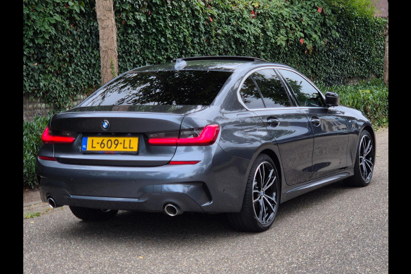 BMW 3-serie G20 330i M Edition Plus volle optielijst! Android CarPlay Pano M Stoel HUD Camera NAP NL 1e EIG Laser Spoiler M Remmen