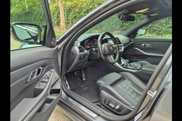 BMW 3-serie G20 330i M Edition Plus volle optielijst! Android CarPlay Pano M Stoel HUD Camera NAP NL 1e EIG Laser Spoiler M Remmen