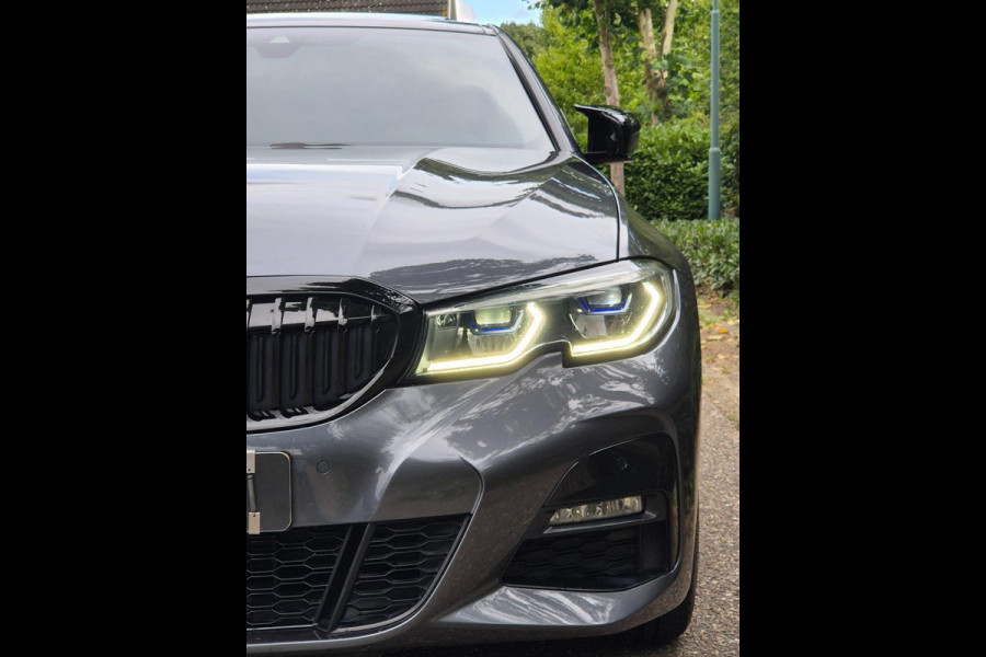 BMW 3-serie G20 330i M Edition Plus volle optielijst! Android CarPlay Pano M Stoel HUD Camera NAP NL 1e EIG Laser Spoiler M Remmen