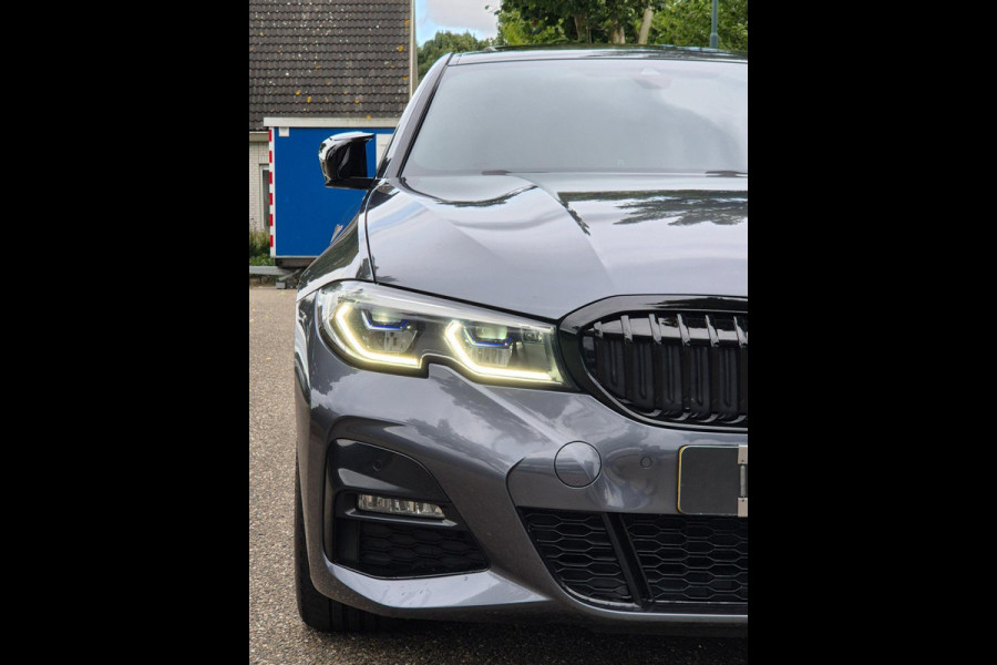 BMW 3-serie G20 330i M Edition Plus volle optielijst! Android CarPlay Pano M Stoel HUD Camera NAP NL 1e EIG Laser Spoiler M Remmen