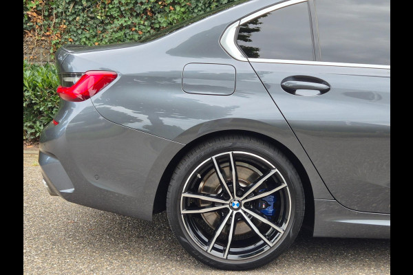 BMW 3-serie G20 330i M Edition Plus volle optielijst! Android CarPlay Pano M Stoel HUD Camera NAP NL 1e EIG Laser Spoiler M Remmen