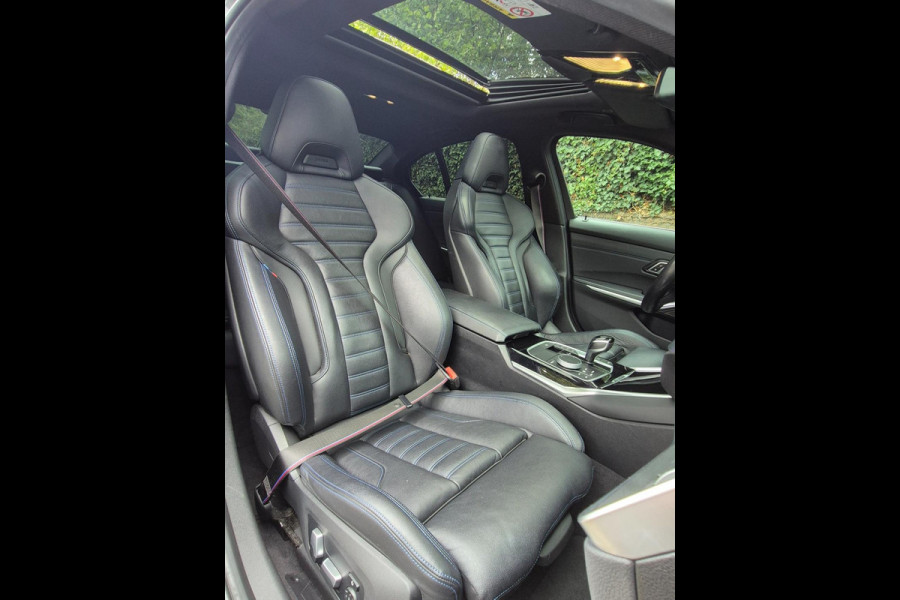 BMW 3-serie G20 330i M Edition Plus volle optielijst! Android CarPlay Pano M Stoel HUD Camera NAP NL 1e EIG Laser Spoiler M Remmen