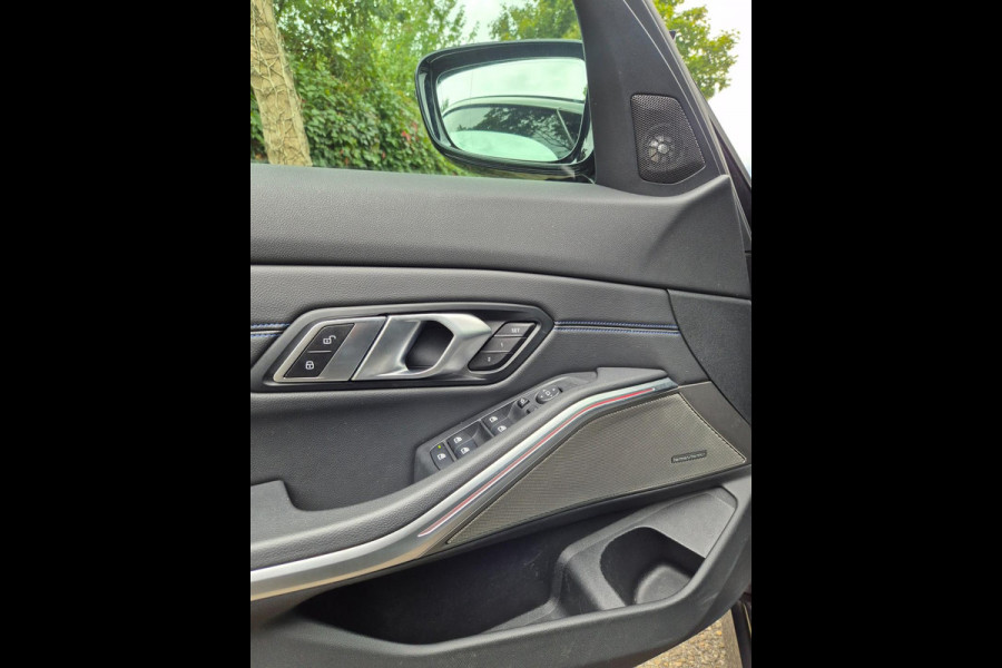 BMW 3-serie G20 330i M Edition Plus volle optielijst! Android CarPlay Pano M Stoel HUD Camera NAP NL 1e EIG Laser Spoiler M Remmen