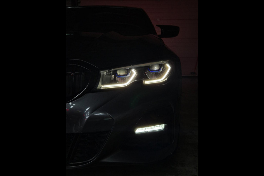 BMW 3-serie G20 330i M Edition Plus volle optielijst! Android CarPlay Pano M Stoel HUD Camera NAP NL 1e EIG Laser Spoiler M Remmen