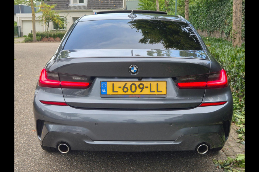 BMW 3-serie G20 330i M Edition Plus volle optielijst! Android CarPlay Pano M Stoel HUD Camera NAP NL 1e EIG Laser Spoiler M Remmen