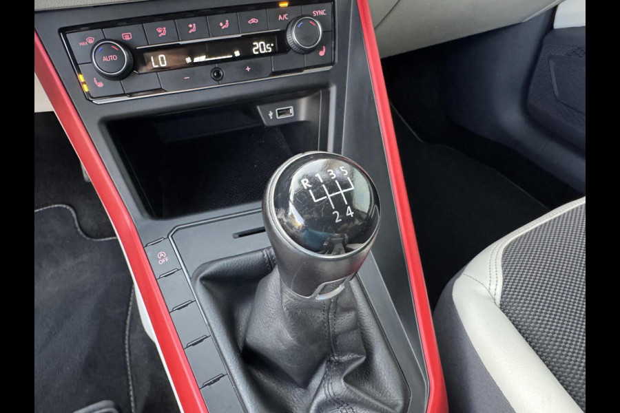 Volkswagen Polo 1.0 TSI 95pk Beats CarPlay Navigatie Stoelvw Leder 17 inch