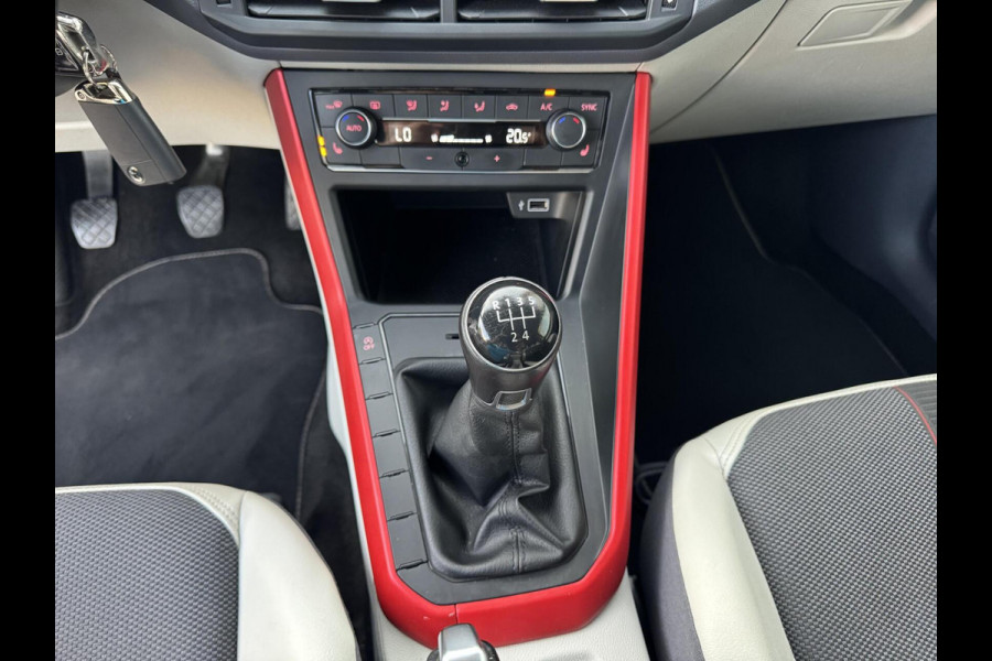 Volkswagen Polo 1.0 TSI 95pk Beats CarPlay Navigatie Stoelvw Leder 17 inch
