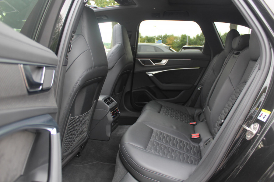 Audi RS6 Avant TFSI quattro / Trekhaak / Panoramadak / Keramisch / 360Camera / Head-up / Softclose / Standverwarming / B&O / Volleder / 22'' /  Apple CarPlay / Achterasbesturing / Luchtvering / Dodehoek / DAB / ACC / St