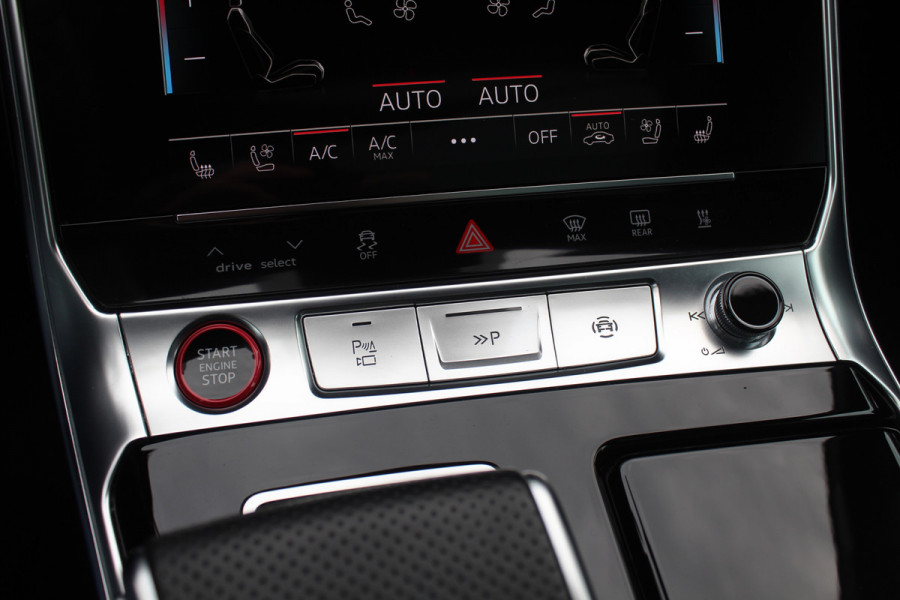 Audi RS6 Avant TFSI quattro / Trekhaak / Panoramadak / Keramisch / 360Camera / Head-up / Softclose / Standverwarming / B&O / Volleder / 22'' /  Apple CarPlay / Achterasbesturing / Luchtvering / Dodehoek / DAB / ACC / St