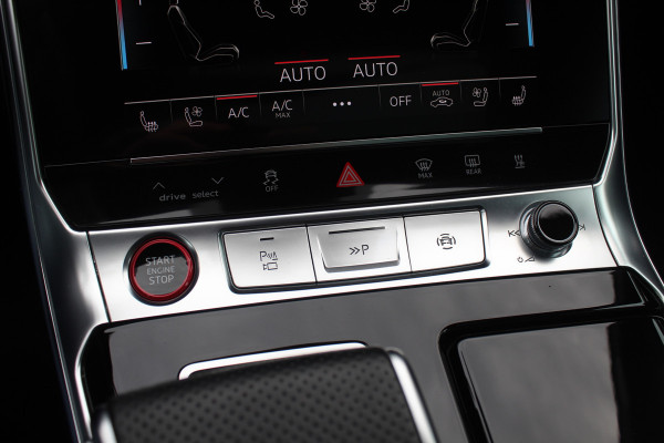 Audi RS6 Avant TFSI quattro / Trekhaak / Panoramadak / Keramisch / 360Camera / Head-up / Softclose / Standverwarming / B&O / Volleder / 22'' /  Apple CarPlay / Achterasbesturing / Luchtvering / Dodehoek / DAB / ACC / St