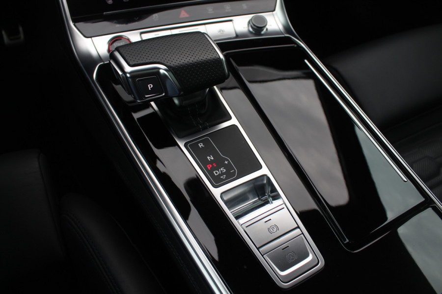 Audi RS6 Avant TFSI quattro / Trekhaak / Panoramadak / Keramisch / 360Camera / Head-up / Softclose / Standverwarming / B&O / Volleder / 22'' /  Apple CarPlay / Achterasbesturing / Luchtvering / Dodehoek / DAB / ACC / St