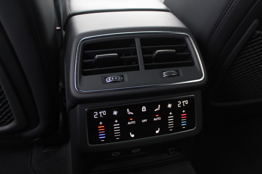 Audi RS6 Avant TFSI quattro / Trekhaak / Panoramadak / Keramisch / 360Camera / Head-up / Softclose / Standverwarming / B&O / Volleder / 22'' /  Apple CarPlay / Achterasbesturing / Luchtvering / Dodehoek / DAB / ACC / St